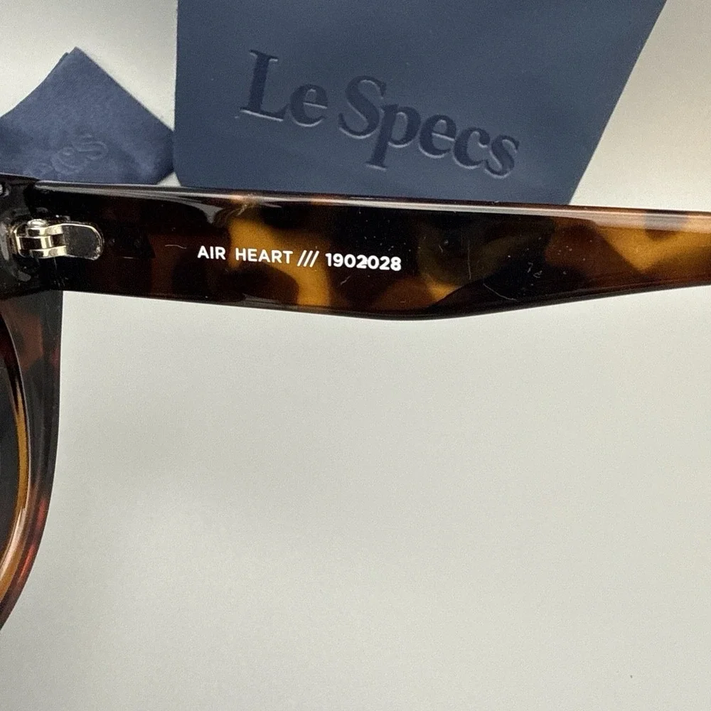 Le Specs le specs